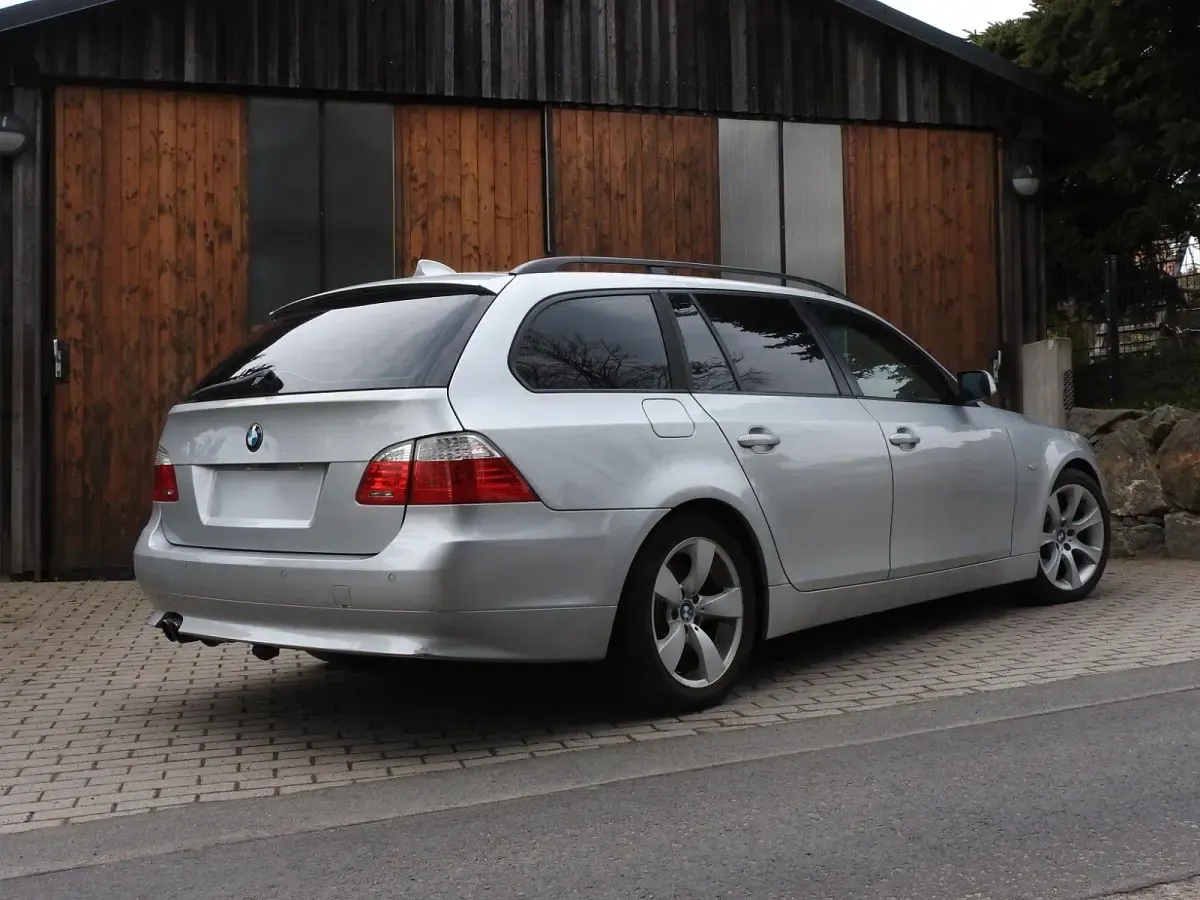 Gebraucht BMW 545 333 PS (244 kW) 2004 Grau Kombi
