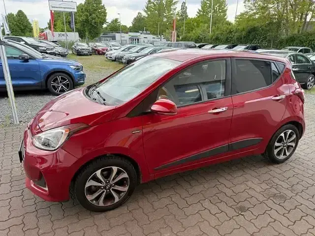 Gebraucht Hyundai i10 Style 87 PS (63 kW) 2017 Rot (metallic) Kleinwagen