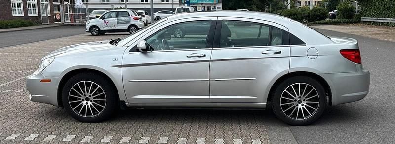 Grau Gebraucht 2009 Chrysler Sebring Limousine | 3.000 € - Bild 1/4