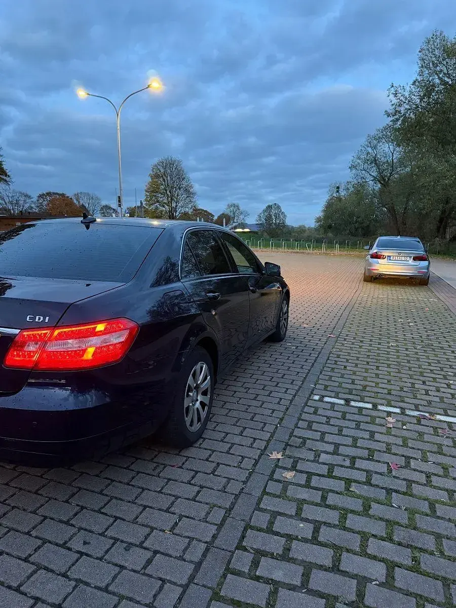 Gebraucht Mercedes E220 170 PS (125 kW) 2011 Blau Limousine