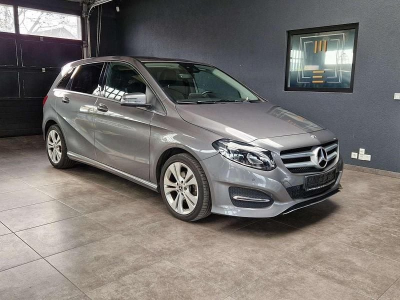 Mountaingrau met. Gebraucht 2017 Mercedes B200 Urban Van / Kleinbus | 18.999 € (Fairer Preis) - Bild 1/2