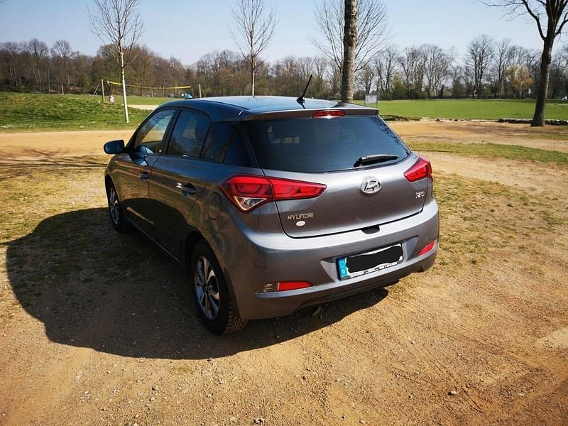 Grau Gebraucht 2018 Hyundai i20 Active Kleinwagen | 8.000 € (Fairer Preis) - Bild 1/4