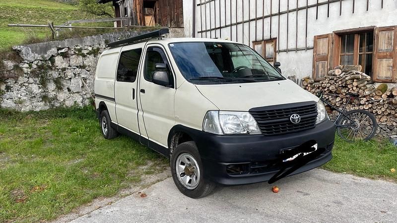 Beige Gebraucht 2011 Toyota HiAce Van / Kleinbus | 18.000 € - Bild 1/4
