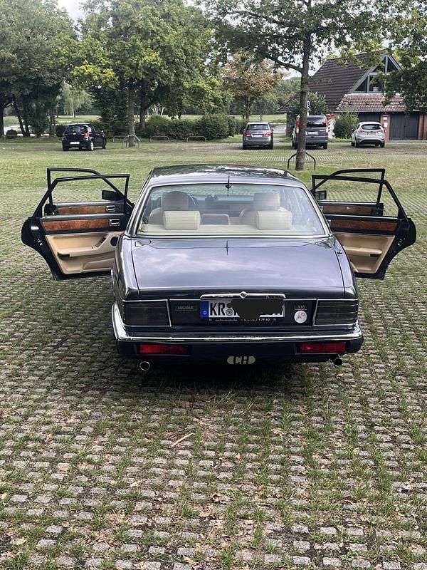 Grau Gebraucht 1994 Jaguar XJ40 Limousine | 9.500 € - Bild 1/4