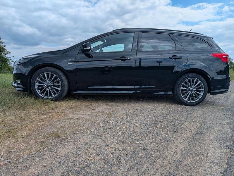 Schwarz Gebraucht 2017 Ford Focus ST-Line Limousine | 10.800 € (Fairer Preis) - Bild 1/4