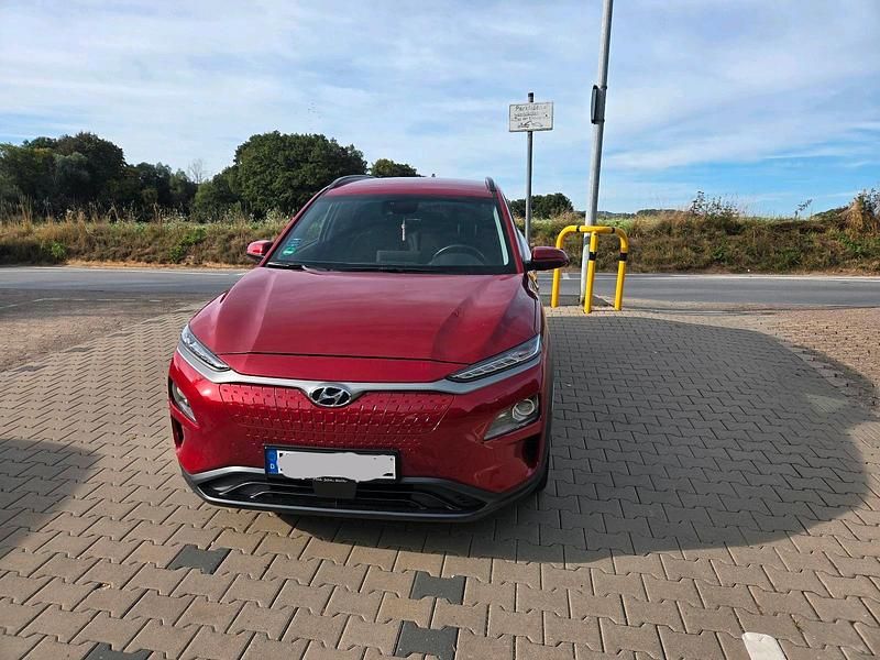 Rot Gebraucht 2020 Hyundai Kona SUV | 16.499 € (Fairer Preis) - Bild 1/4