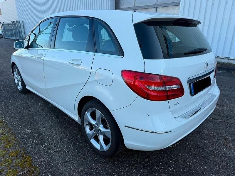 Gebraucht Mercedes B180 122 PS (89 kW) 2013 Weiß Van / Kleinbus