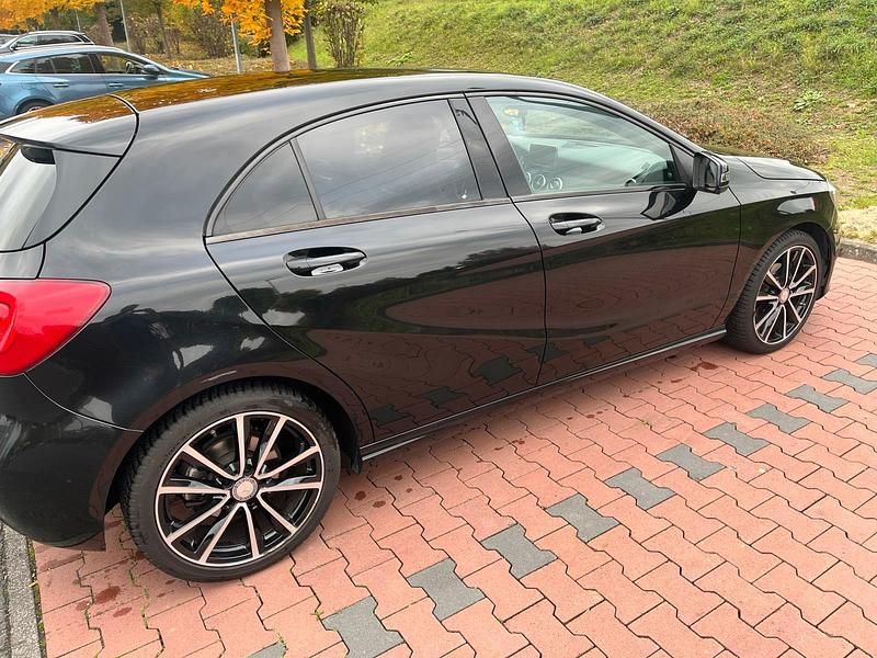 Schwarz Gebraucht 2014 Mercedes A180 Kleinwagen | 11.800 € (Etwas zu teuer) - Bild 1/4