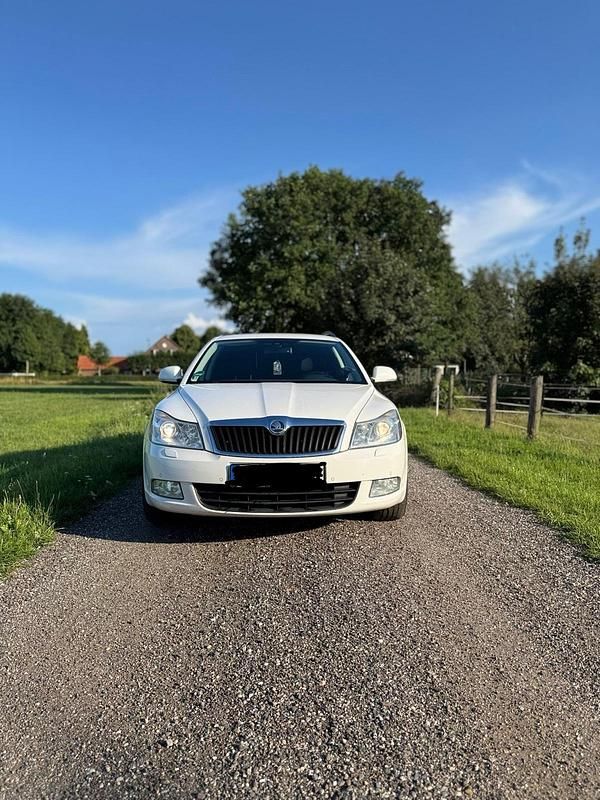 Weiß Gebraucht 2011 Skoda Octavia Kombi | 4.500 € - Bild 1/4