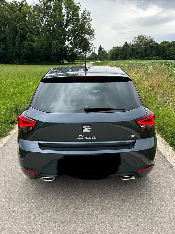 Grau Gebraucht 2024 Seat Ibiza FR Kleinwagen | 23.500 € (Etwas zu teuer) - Bild 1/4