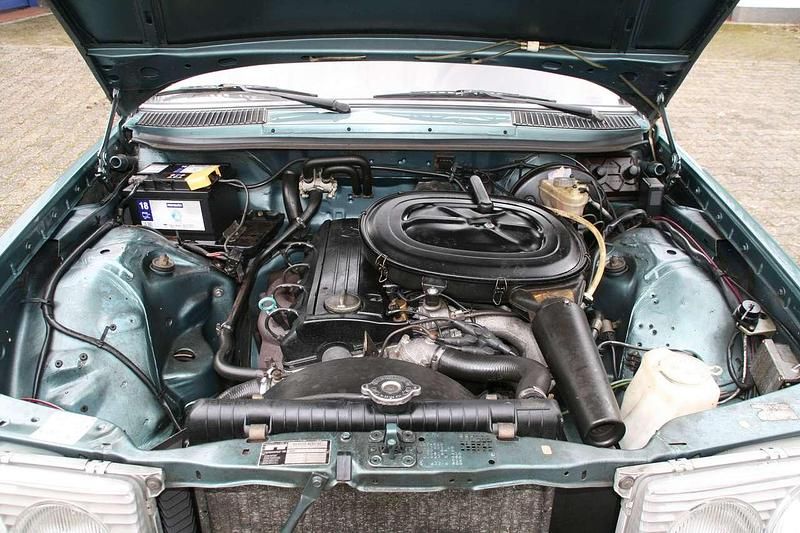 Gebraucht Mercedes E230 136 PS (100 kW) 1981 Grün Limousine