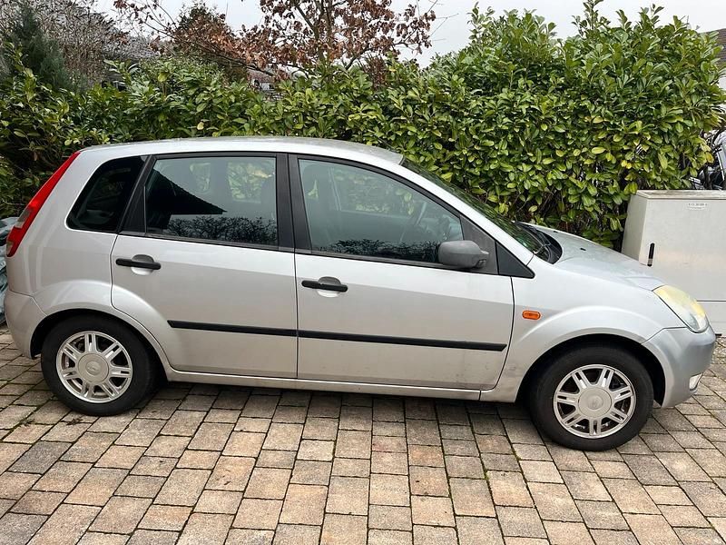 Gebraucht Ford Fiesta 80 PS (58 kW) 2004 Silber Kleinwagen
