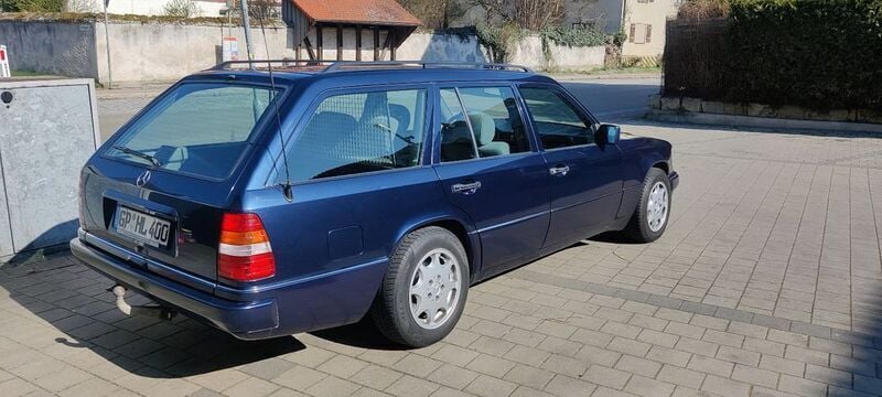 Blau Gebraucht 1995 Mercedes E220 Kombi | 17.200 € - Bild 1/4