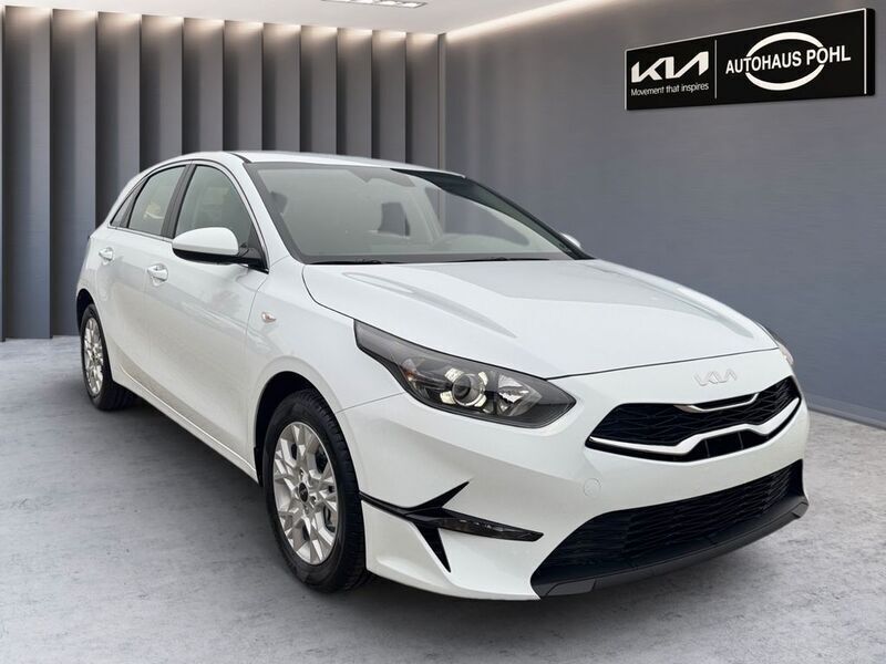 Weiß Gebraucht 2024 Kia Ceed Vision Limousine | 22.490 € (Fairer Preis) - Bild 1/4