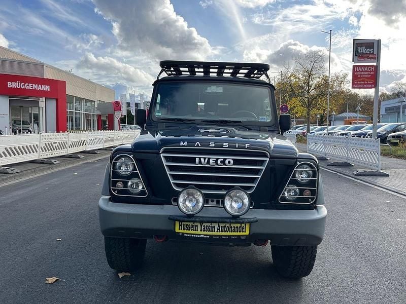 Schwarz Gebraucht 2011 Iveco Massif Abholung | 12.000 € - Bild 1/4