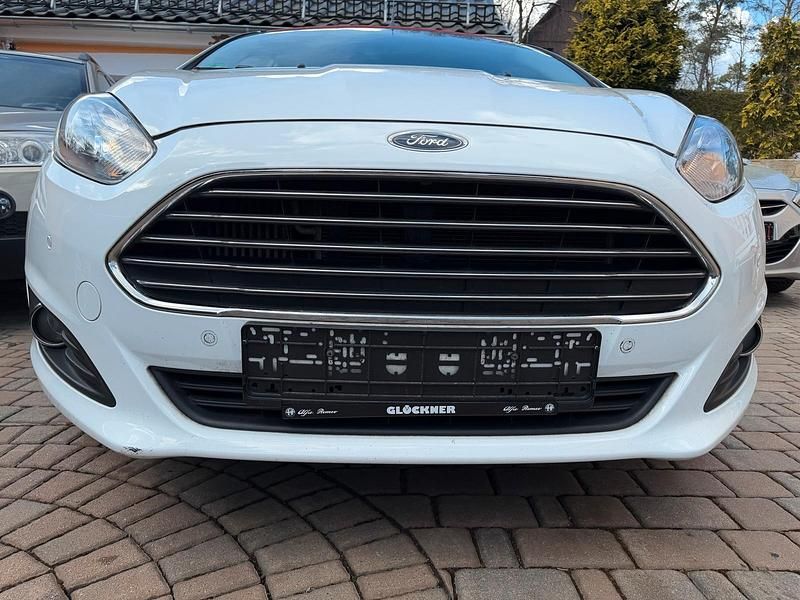 Gebraucht Ford Fiesta 101 PS (74 kW) 2014 Weiß Kleinwagen