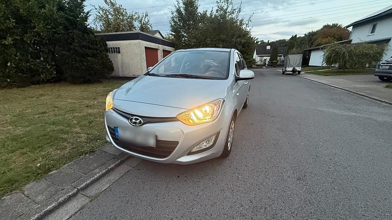 Silber Gebraucht 2013 Hyundai i20 Kleinwagen | 6.600 € (Etwas zu teuer) - Bild 1/4