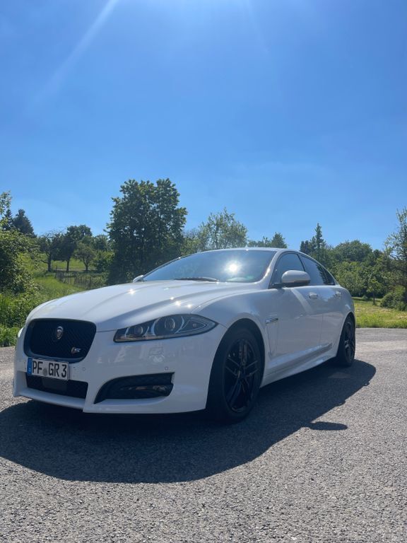 Weiß Gebraucht 2015 Jaguar XF S Limousine | 13.499 € - Bild 1/4