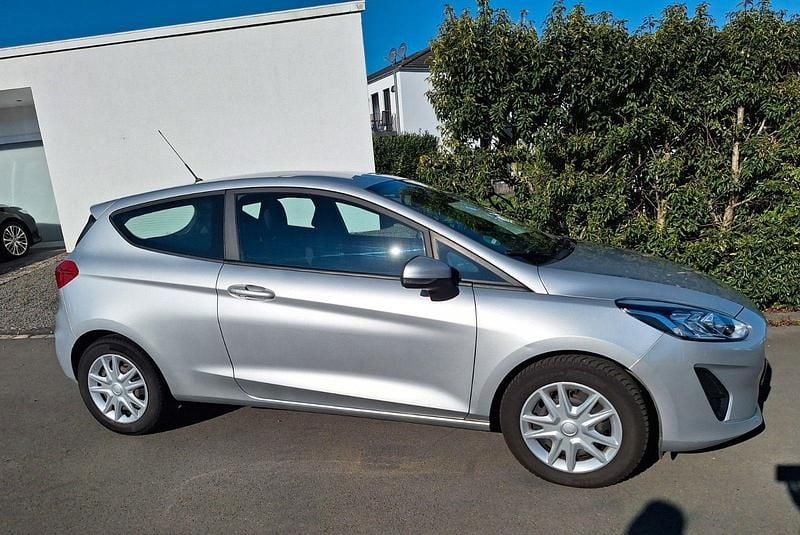 Silber Gebraucht 2018 Ford Fiesta Trend Kleinwagen | 4.999 € (Superpreis) - Bild 1/4