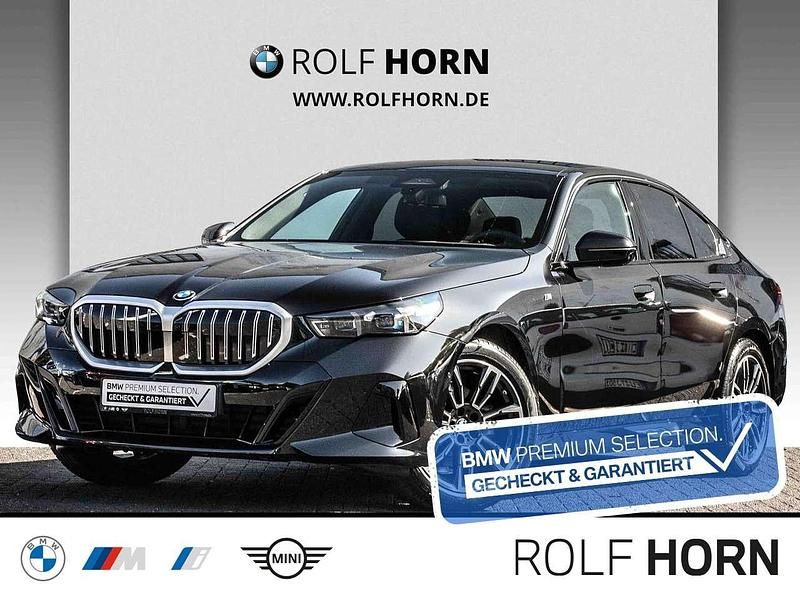 Black sapphire metallic Gebraucht 2025 BMW 520 M Sport Limousine | 54.540 € (Superpreis) - Bild 1/4