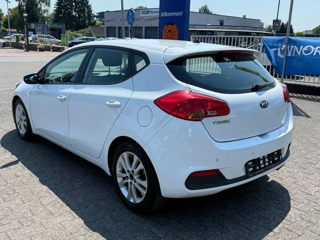 Gebraucht Kia Ceed 135 PS (99 kW) 2013 Weiß Kleinwagen