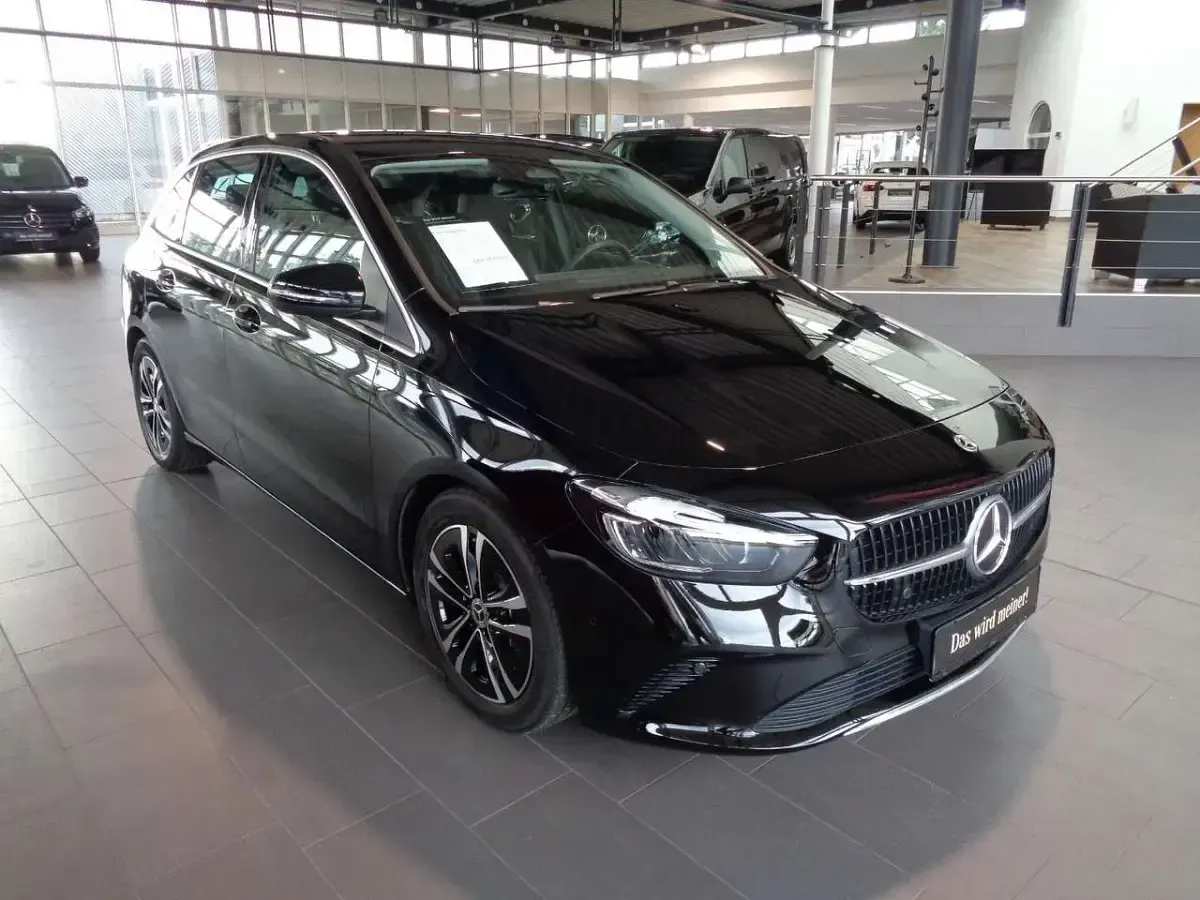 Gebraucht Mercedes B200 163 PS (119 kW) 2024 Schwarz Kleinwagen