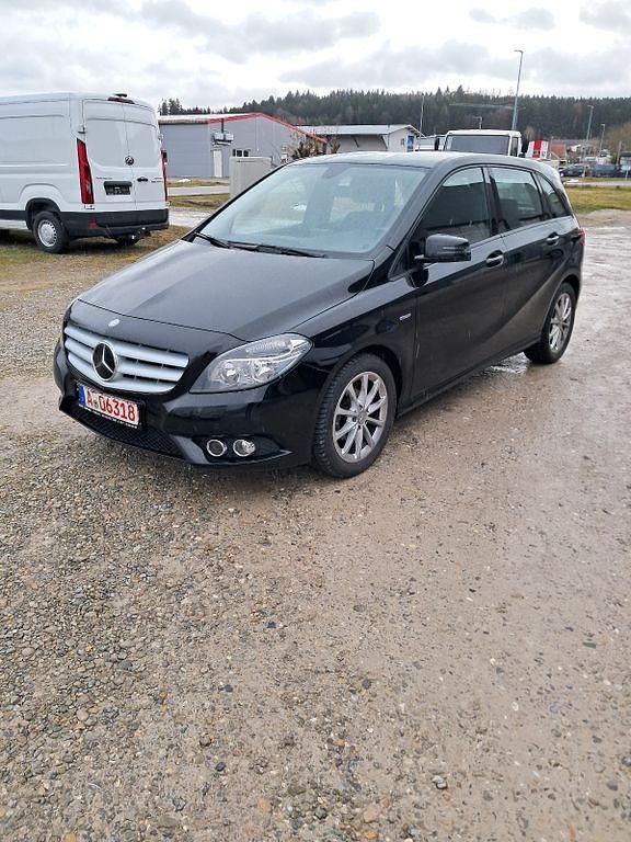 Gebraucht Mercedes B180 122 PS (89 kW) 2012 Schwarz Van / Kleinbus