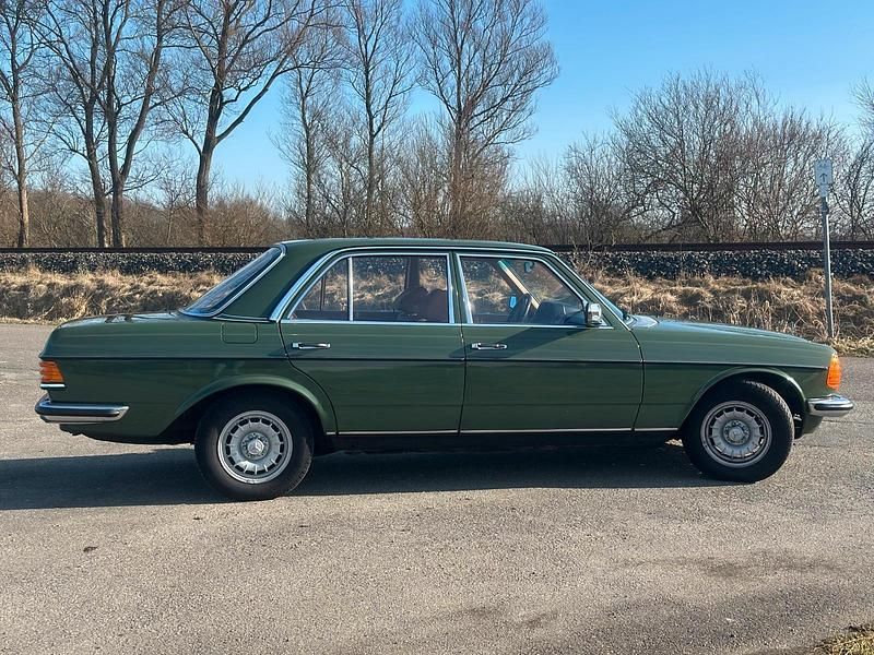 Gebraucht Mercedes E280 185 PS (136 kW) 1978 Grün Limousine
