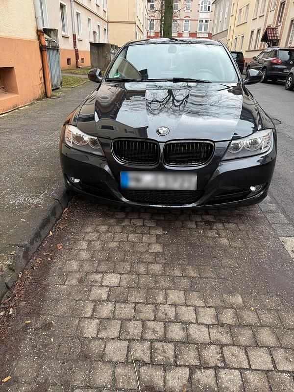 Gebraucht BMW 320 177 PS (130 kW) 2009 Schwarz Limousine
