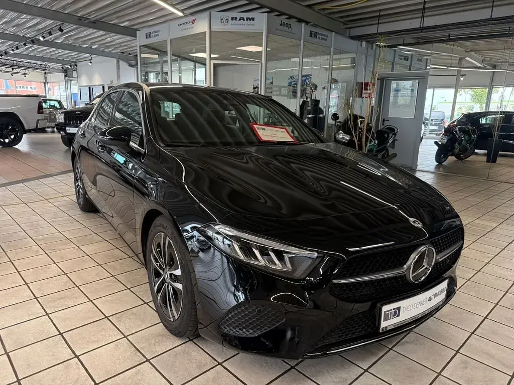 Gebraucht Mercedes A180 Advanced 150 PS (110 kW) 2025 Kosmosschwarz Limousine