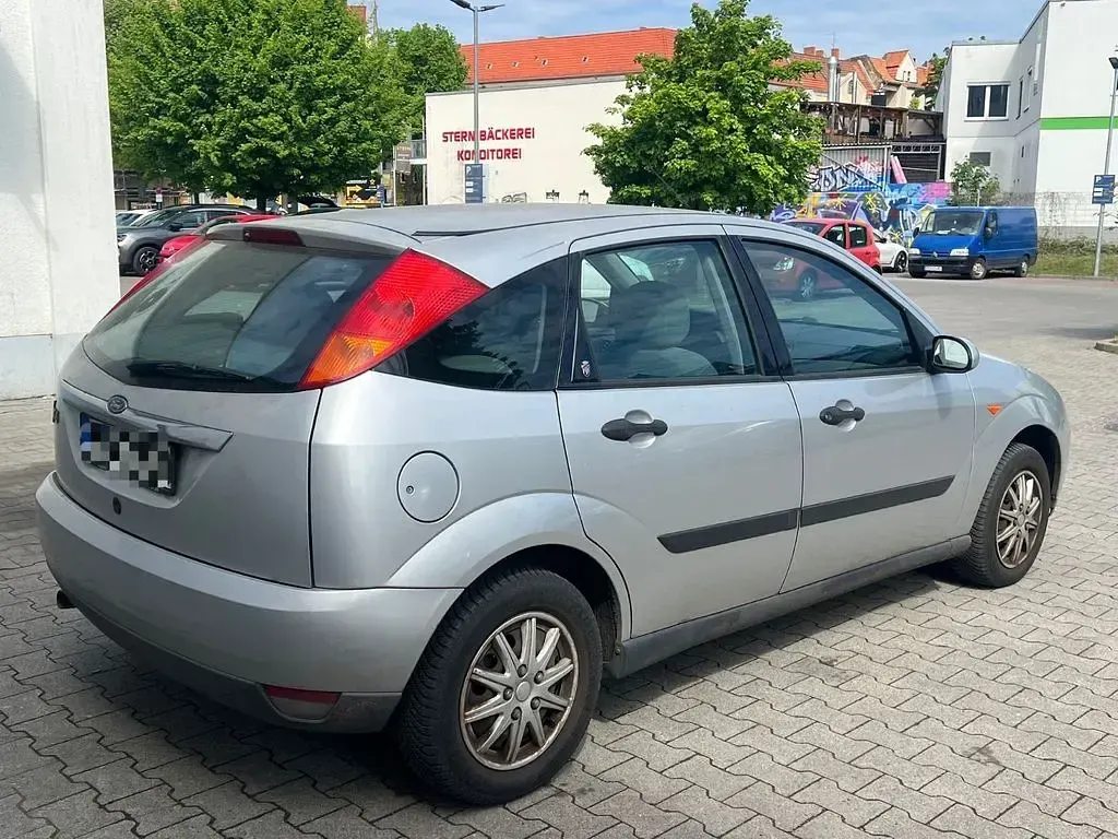 Usata Ford Focus Ghia 116 CV (85 kW) 1999 Argento Berlina