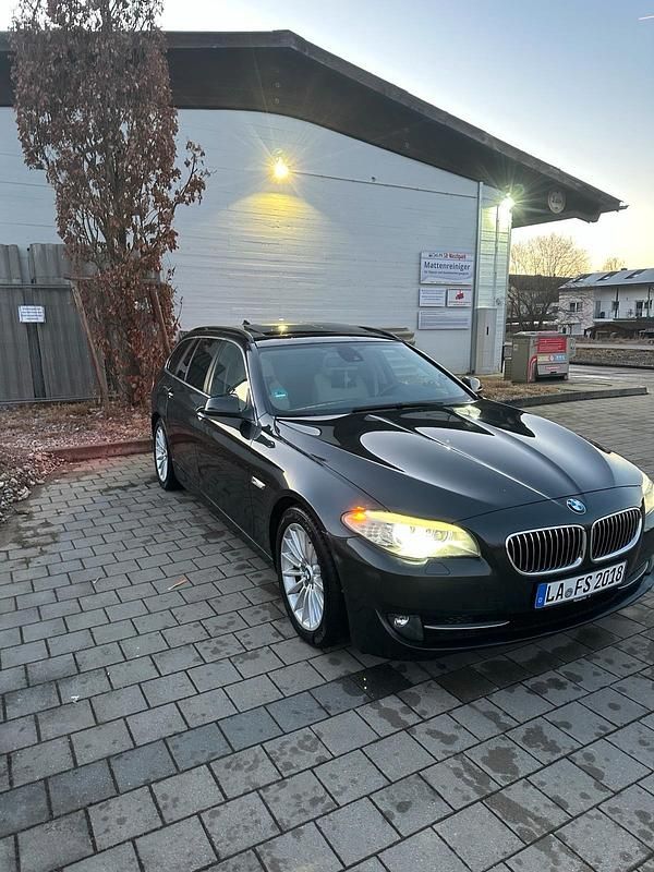 Gebraucht BMW 525 204 PS (150 kW) 2011 Grau Kombi