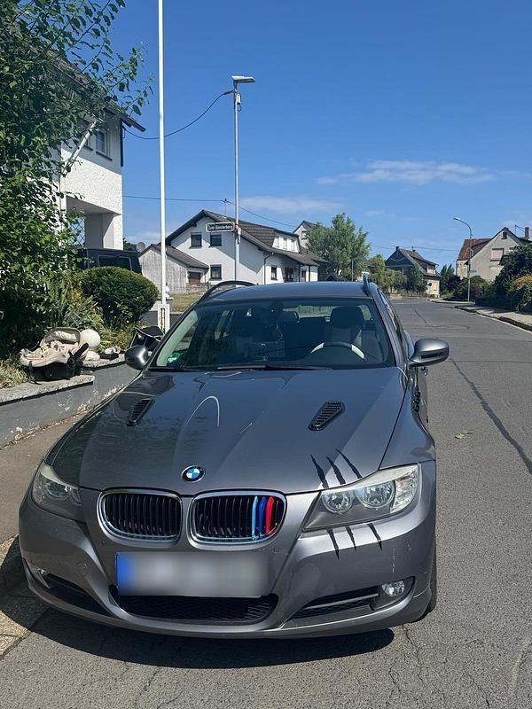 Grau Gebraucht 2009 BMW 318 Kombi | 5.800 € - Bild 1/4