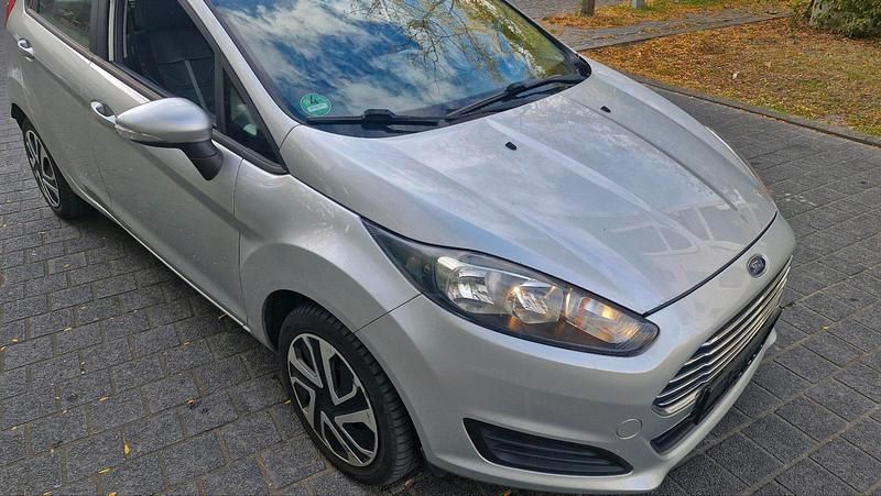 Silber Gebraucht 2014 Ford Fiesta Limousine | 3.500 € (Fairer Preis) - Bild 1/4