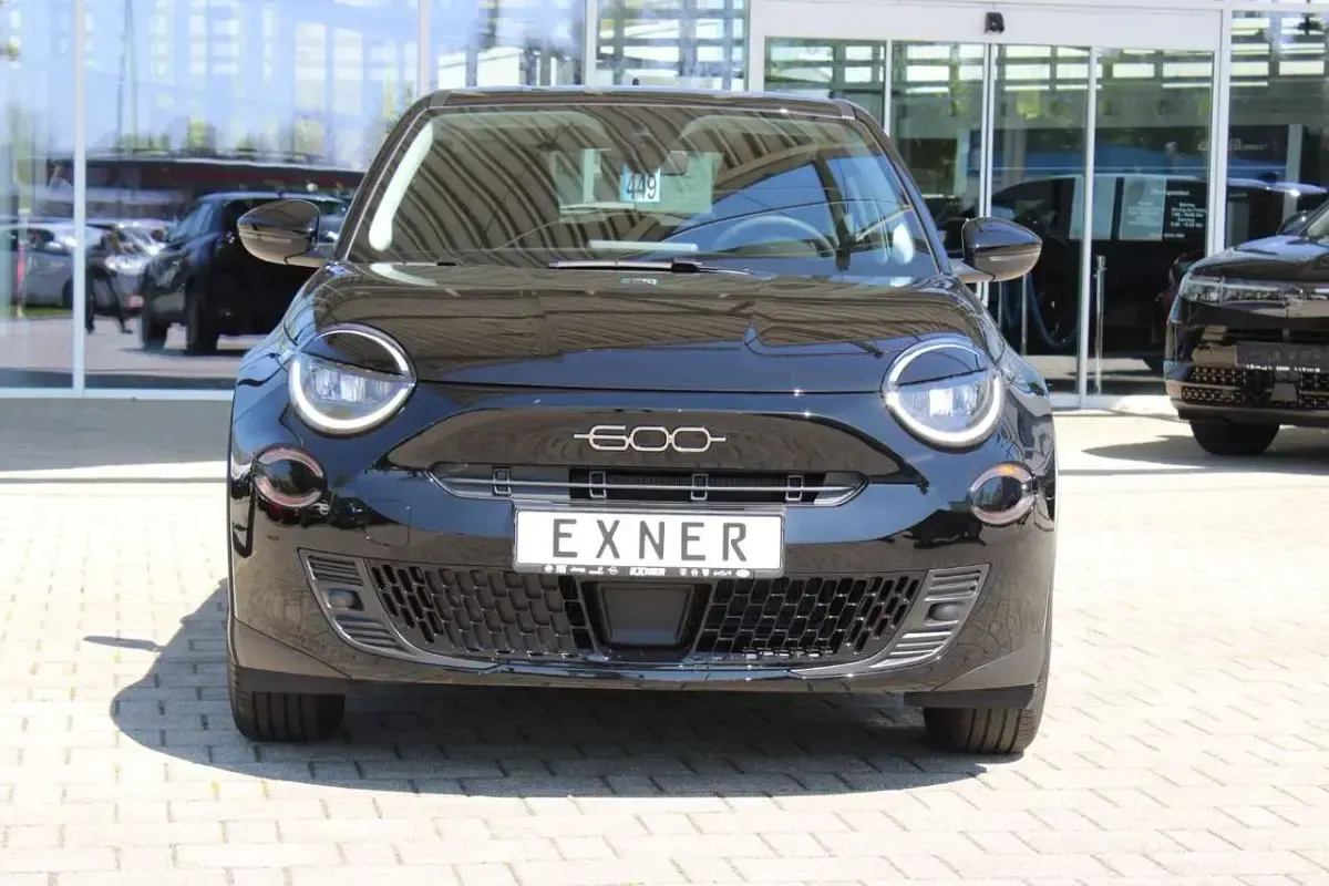 Neu Fiat 600 Red 114 kW (156 PS) 2025 Schwarz Limousine