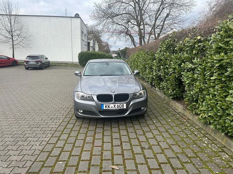Gebraucht BMW 318 143 PS (105 kW) 2010 Grau Limousine