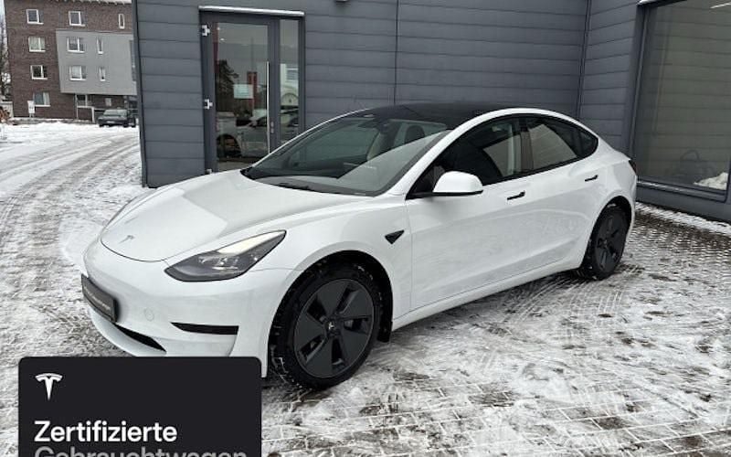Weiß Gebraucht 2021 Tesla Model 3 Standard Range Limousine | 25.500 € (Fairer Preis) - Bild 1/4