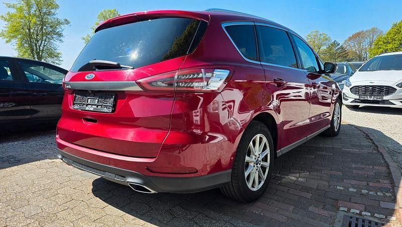 Używany Ford S-MAX Titanium 179 KM (131 kW) 2017 Czerwony Minivan