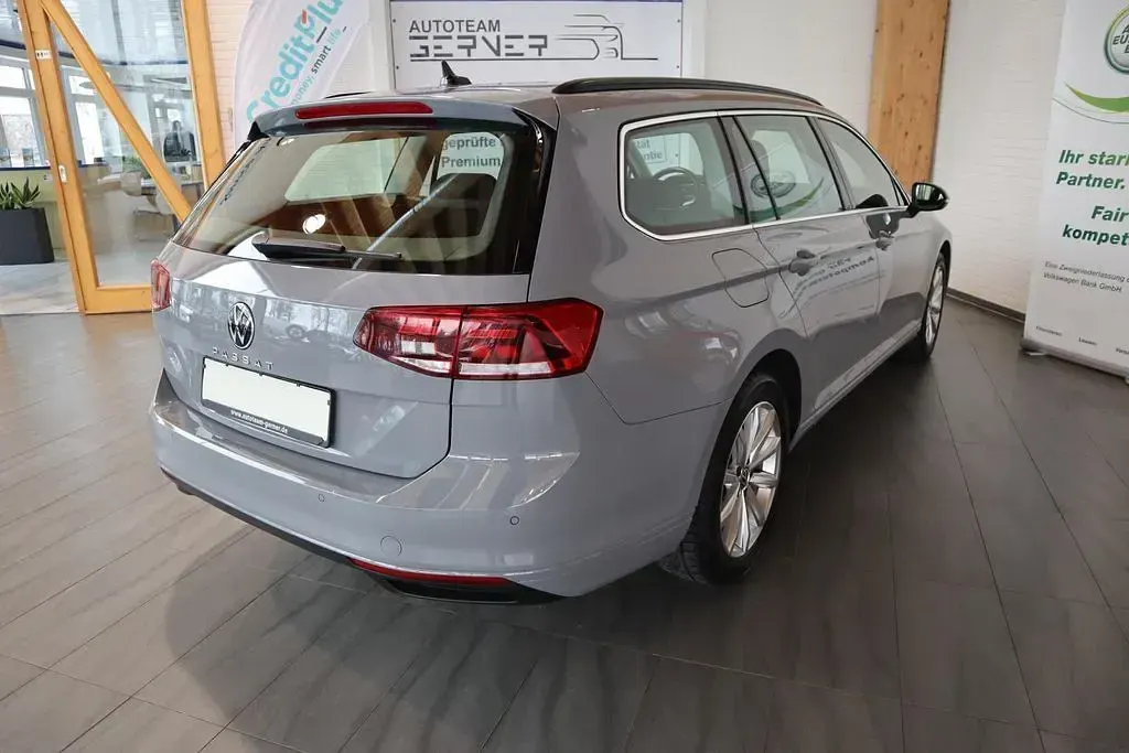 Gebraucht VW Passat 122 PS (89 kW) 2023 Grau Kombi