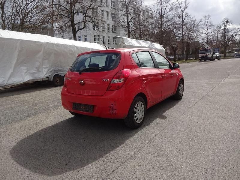 Gebraucht Hyundai i20 Edition 77 PS (56 kW) 2011 Rot Kleinwagen