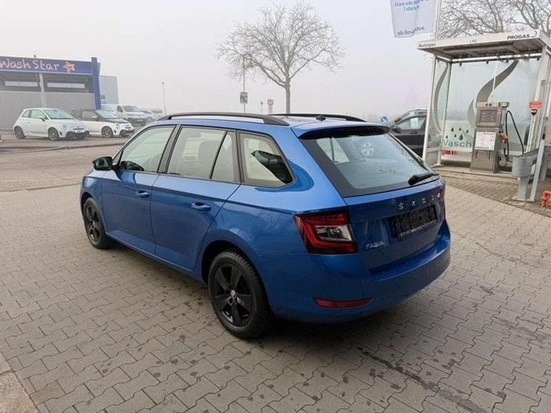 Gebraucht Skoda Fabia Ambition 95 PS (69 kW) 2021 Raceblau metallic Kombi