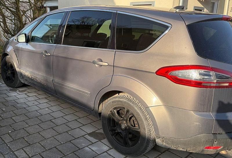 Gebraucht Ford S-MAX Titanium 140 PS (102 kW) 2012 Braun Van / Kleinbus