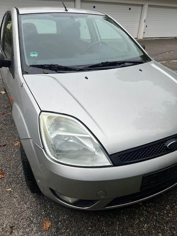 Gebraucht Ford Fiesta 60 PS (44 kW) 2003 Silber Kleinwagen