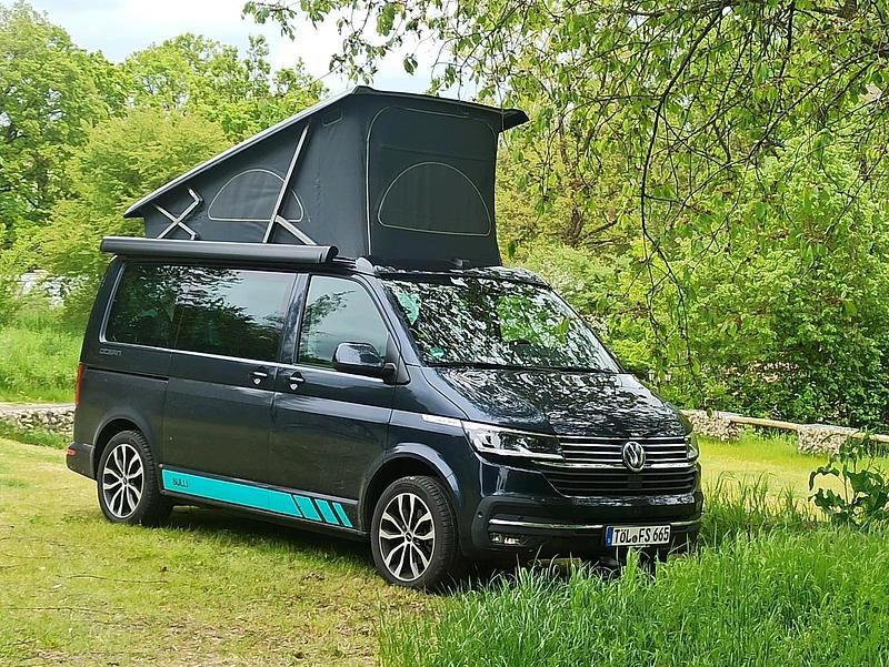 Blau Gebraucht 2022 VW T6.1 California Van | 59.500 € - Bild 1/4
