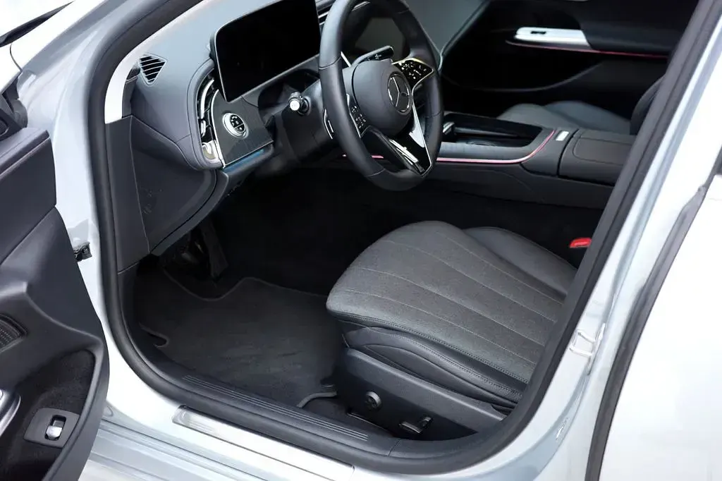 Gebraucht Mercedes E220 197 PS (144 kW) 2024 Silber Limousine
