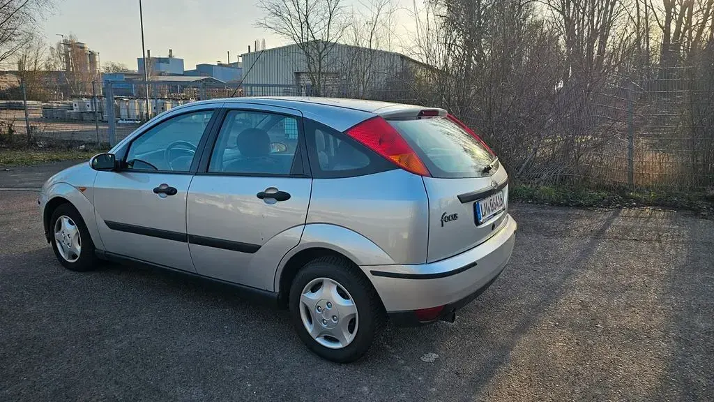 Używany Ford Focus 116 KM (85 kW) 2000 Srebrny Sedan/Limuzyna