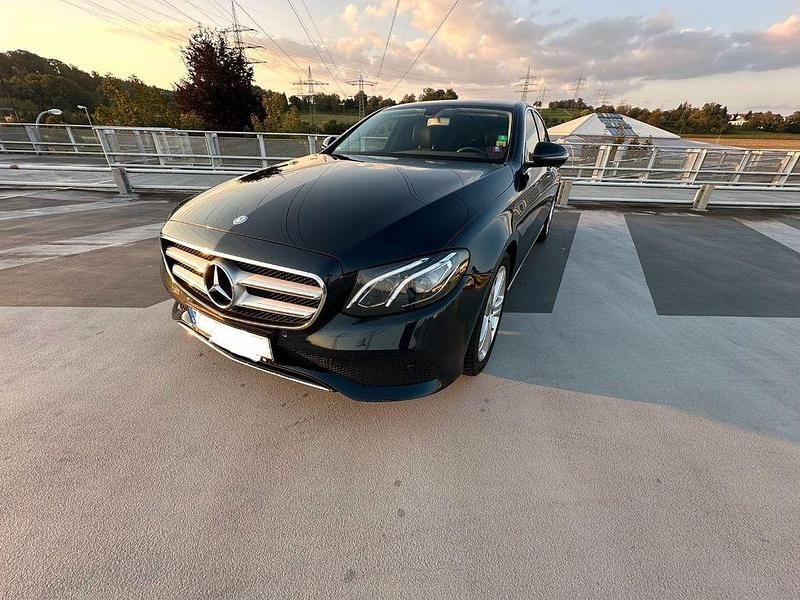 Grün Gebraucht 2018 Mercedes E200 Limousine | 21.485 € (Fairer Preis) - Bild 1/4