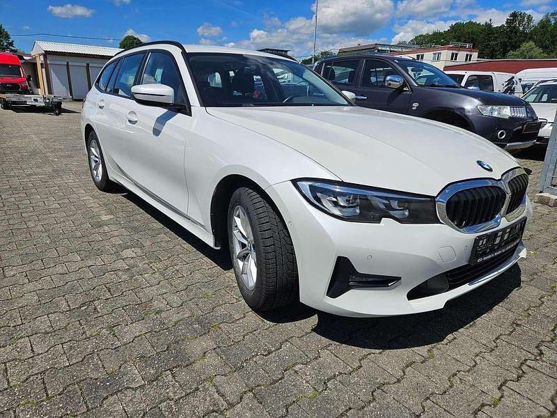 Gebraucht BMW 320 190 PS (139 kW) 2022 Mineralweiss metallic Kombi