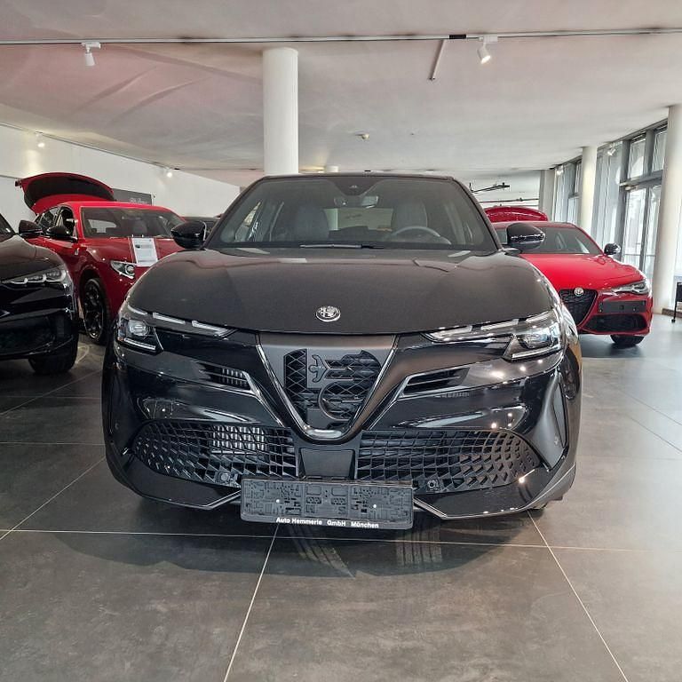 Neu Alfa Romeo GT Junior Edizione Speciale 136 PS (100 kW) 2026 Schwarz SUV