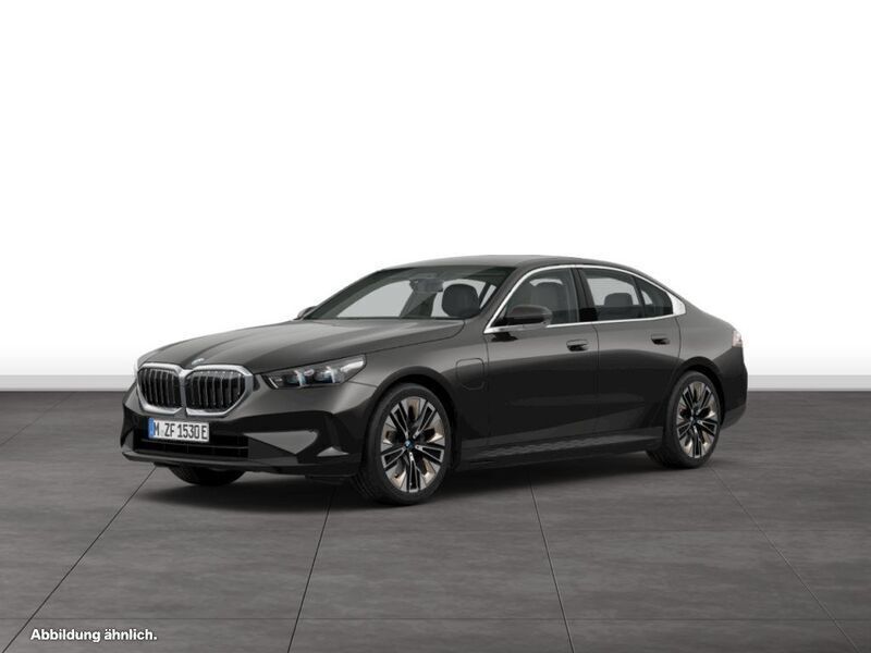 Sophistograu brillanteffekt metallic Gebraucht 2024 BMW 530e Comfort Edition Limousine | 61.924 € (Etwas zu teuer) - Bild 1/2